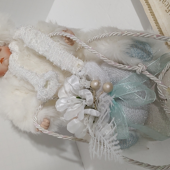 New Winter Baby in Sleigh From the Heritage Signature Collection - Picture 6 of 14